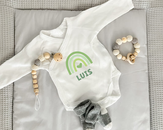 Personalisierter Premium Wickelbody | Regenbogen Grün | Langarm Body | Bio-Baumwolle | Geschenk zur Geburt mit Wunschnamen und Geburtsdaten - verschenkich.de