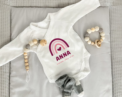 Personalisierter Premium Wickelbody | Regenbogen Pink | Langarm Body | Bio-Baumwolle | Geschenk zur Geburt mit Wunschnamen und Geburtsdaten - verschenkich.de