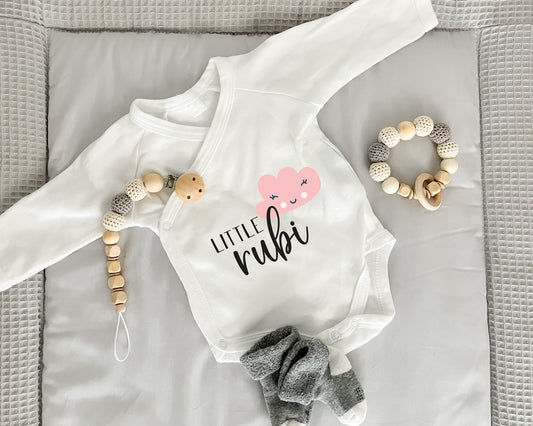 Personalisierter Premium Wickelbody | Wolke | Little | Langarm Body | Bio-Baumwolle | Geschenk zur Geburt mit Wunschnamen - verschenkich.de