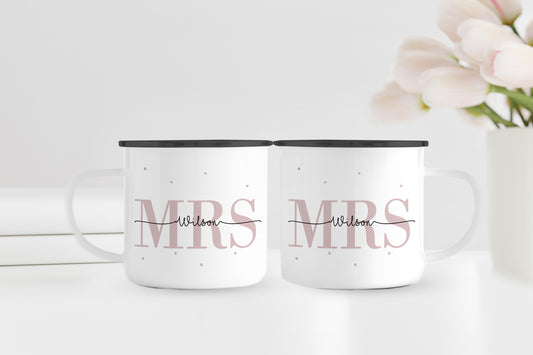 Personalisiertes Emaillebecher Set | Mrs + Mrs | 2 Emaille Tassen | Rand Silber oder Schwarz | Name und Datum | Geschenk für Hochzeit - verschenkich.de