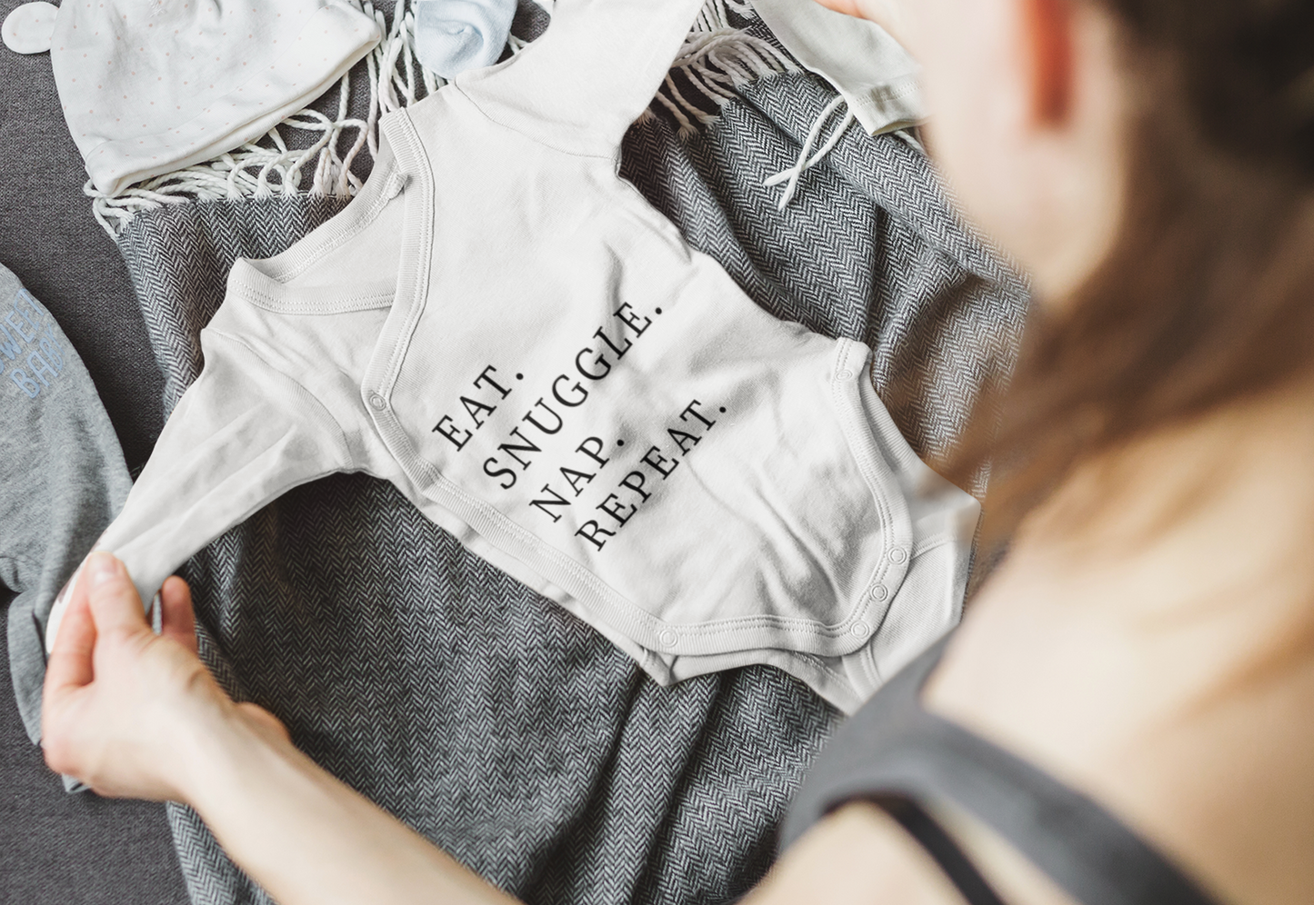 Premium Wickelbody | Spruch | Eat. Snuggle. Nap. Repeat | Langarm Body | Bio-Baumwolle | Geschenk zur Geburt mit Humor - verschenkich.de