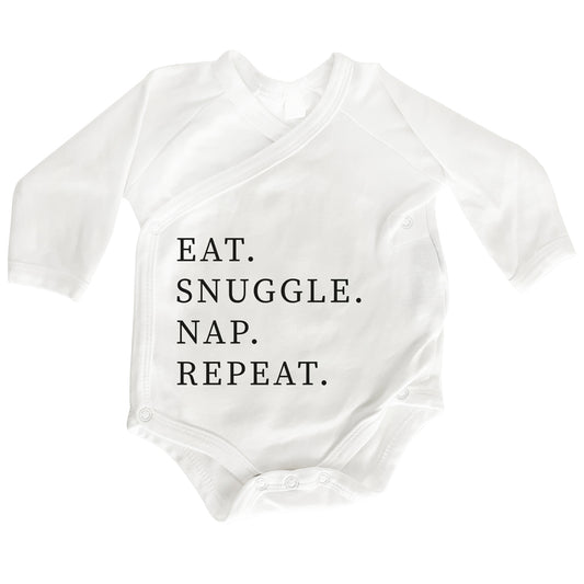 Premium Wickelbody | Spruch | Eat. Snuggle. Nap. Repeat | Langarm Body | Bio-Baumwolle | Geschenk zur Geburt mit Humor - verschenkich.de