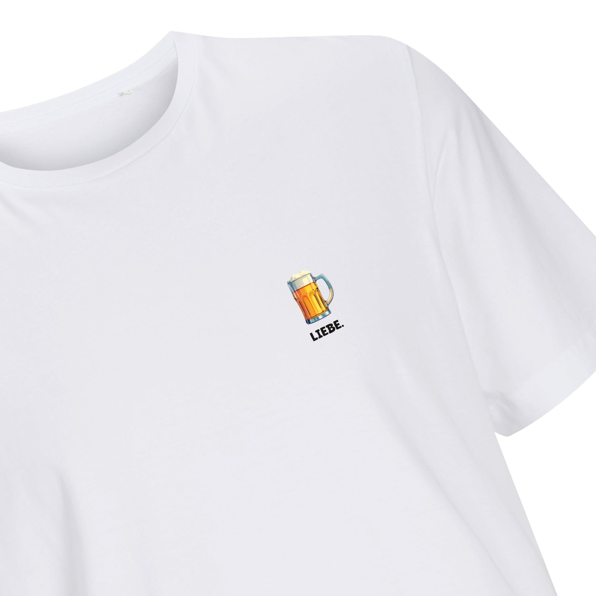 Detailaufnahme weißes Unisex T-Shirt mit dem Motiv einer Bierkrug-Illustration und dem Schriftzug „LIEBE“.