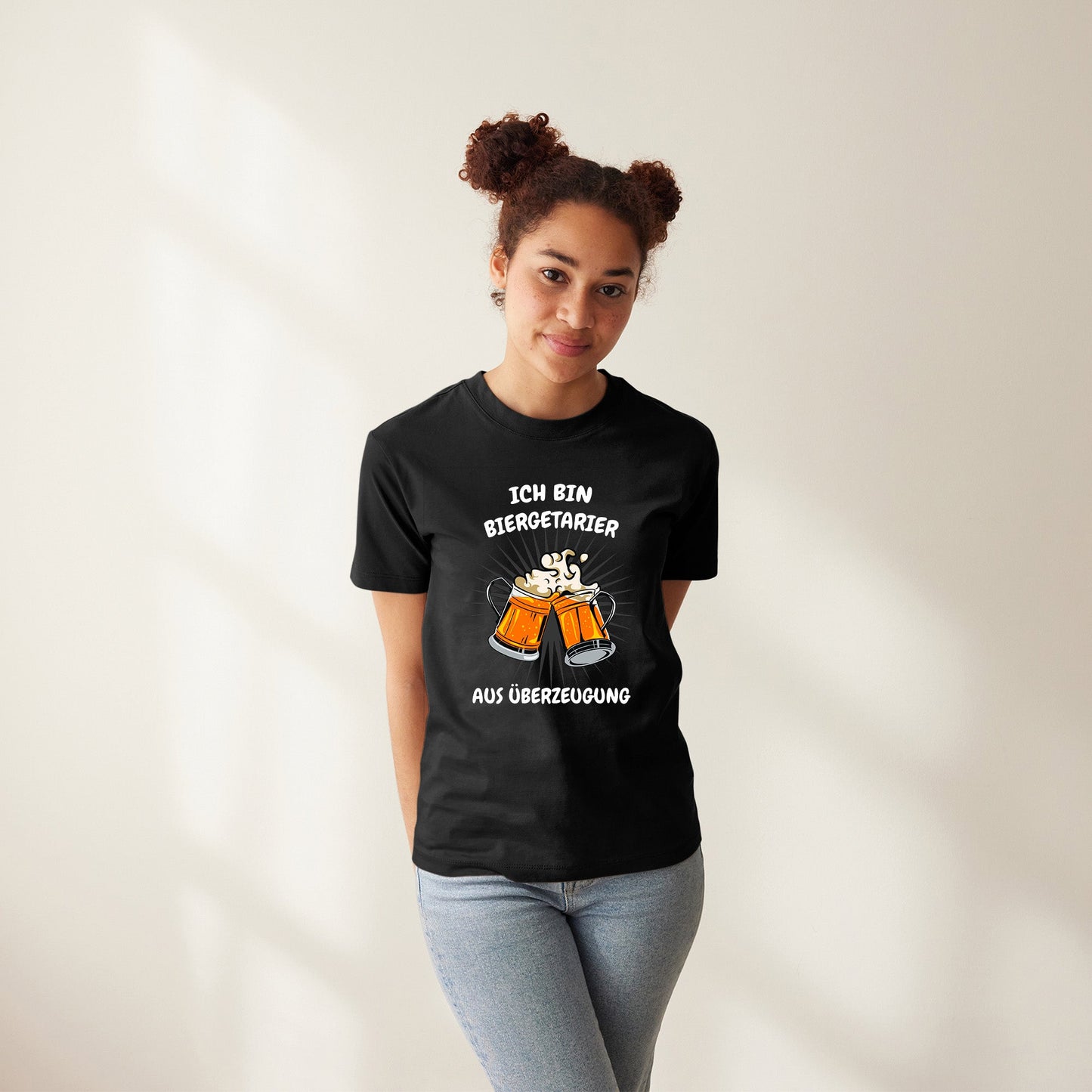 Frau trägt schwarzes Unisex T-Shirt mit dem Motiv „Ich bin Biergetarier aus Überzeugung“ und zwei prall gefüllten Bierkrügen. Aus 100 % Bio-Baumwolle.