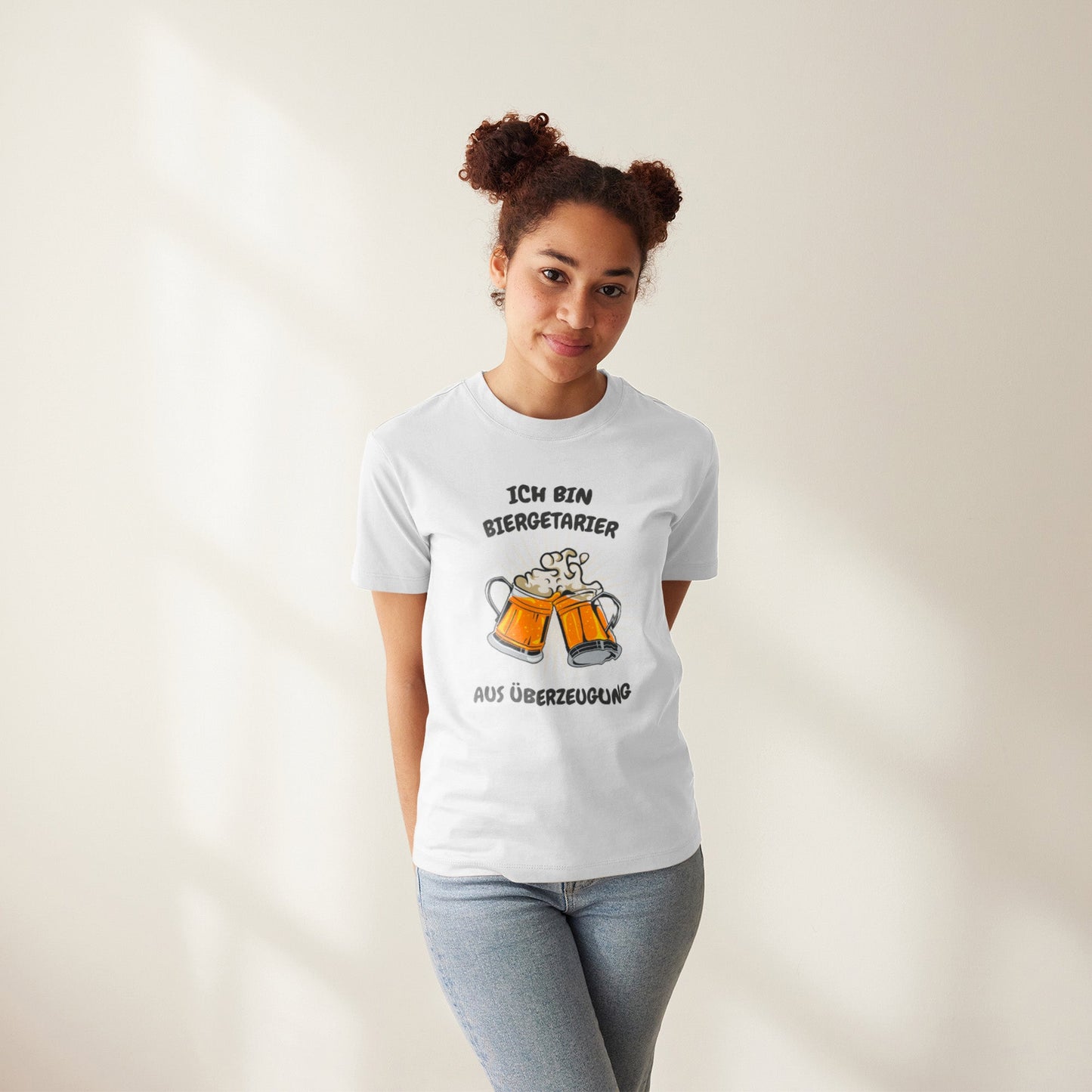 Frau trägt weißes Unisex T-Shirt mit dem Motiv „Ich bin Biergetarier aus Überzeugung“ und zwei prall gefüllten Bierkrügen. Aus 100 % Bio-Baumwolle.