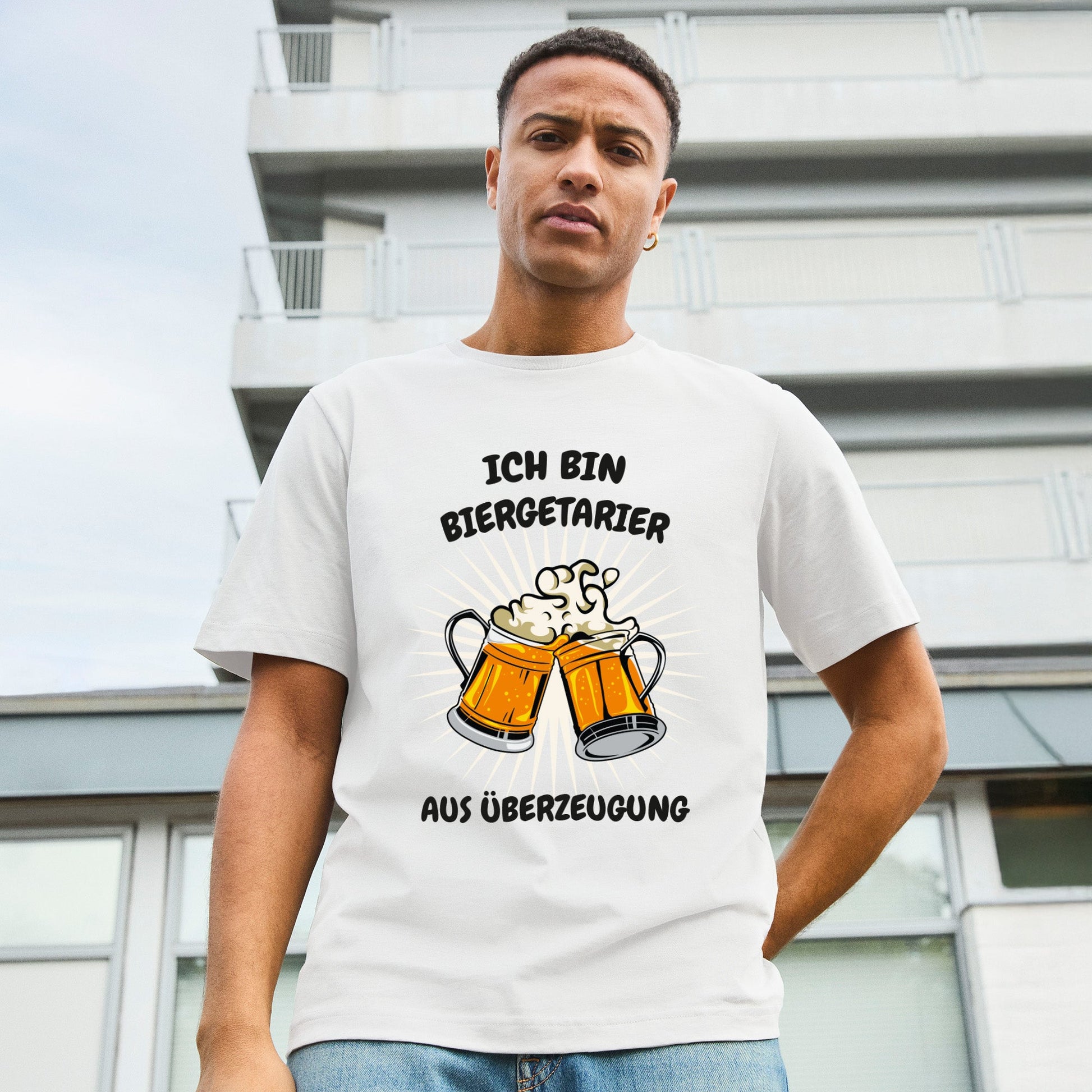Mann trägt weißes Unisex T-Shirt mit dem Motiv „Ich bin Biergetarier aus Überzeugung“ und zwei prall gefüllten Bierkrügen. Aus 100 % Bio-Baumwolle.
