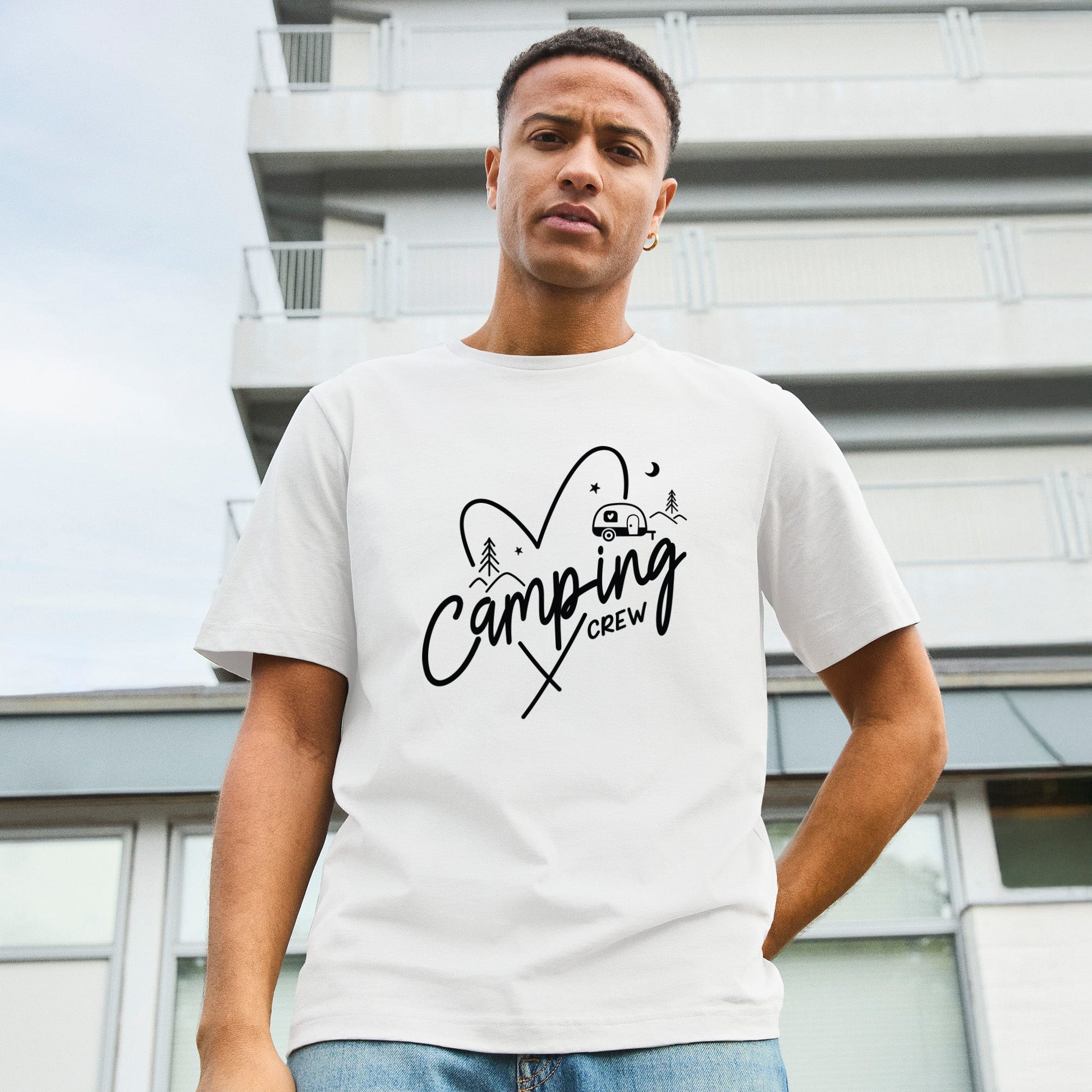 Modell trägt weißes T-Shirt mit Camping Crew Aufschrift mit Herz und Camper Symbolen