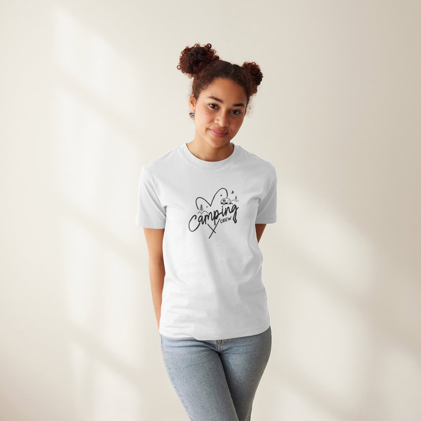 Modell trägt weißes T-Shirt mit Camping Mode Aufschrift mit Berg und Sonne