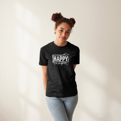 Modell trägt schwarzes T-Shirt mit Happy Camper Aufschrift eingerahmt in Ästen