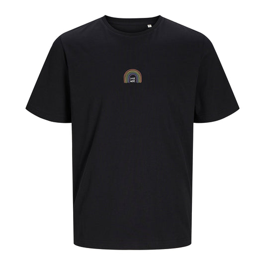 Schwarzes T-Shirt Love wins freigestellt auf weißem Hintergrund – Vorderansicht