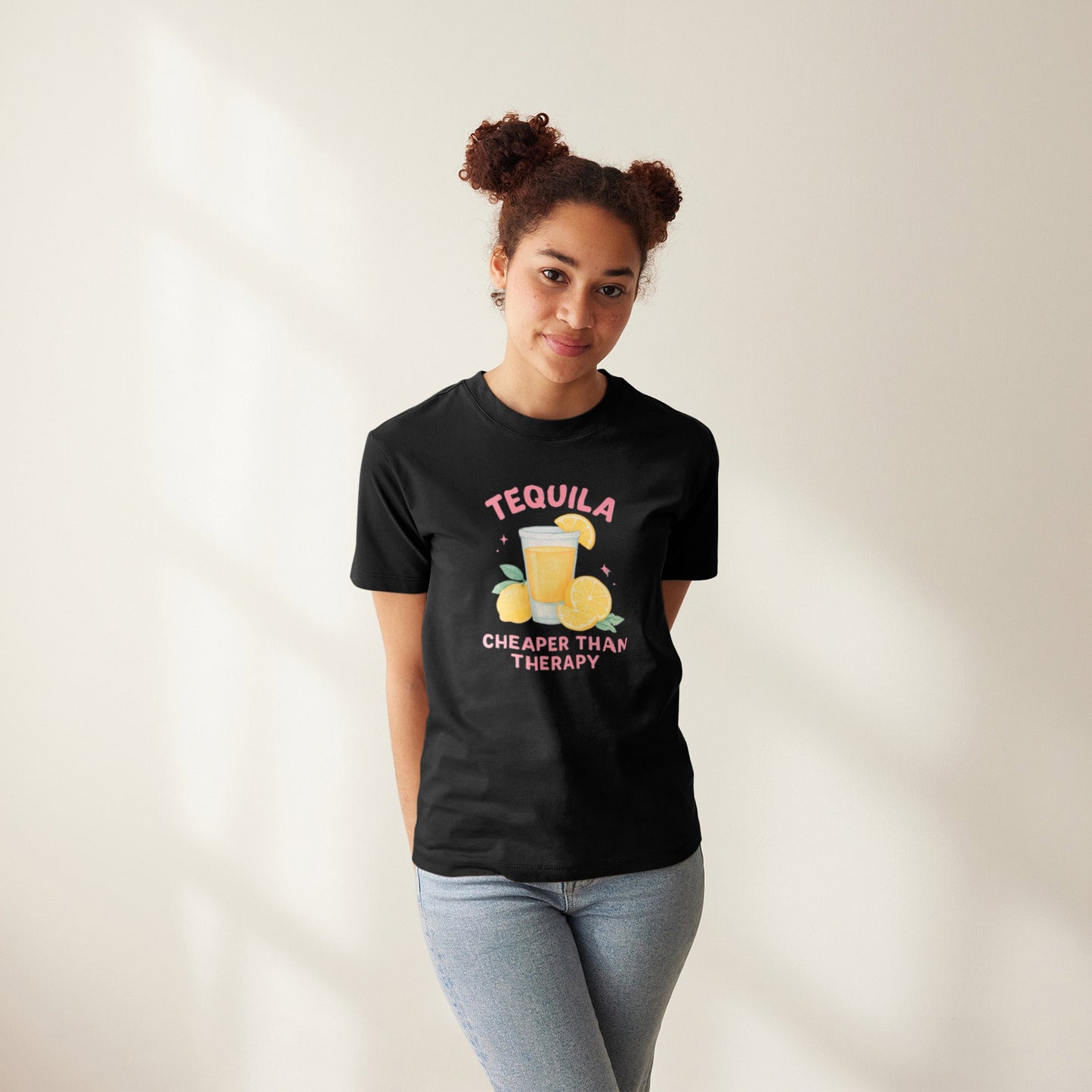 Modell trägt weißes T-Shirt mit Tequila-Motiv – witziges Geschenk