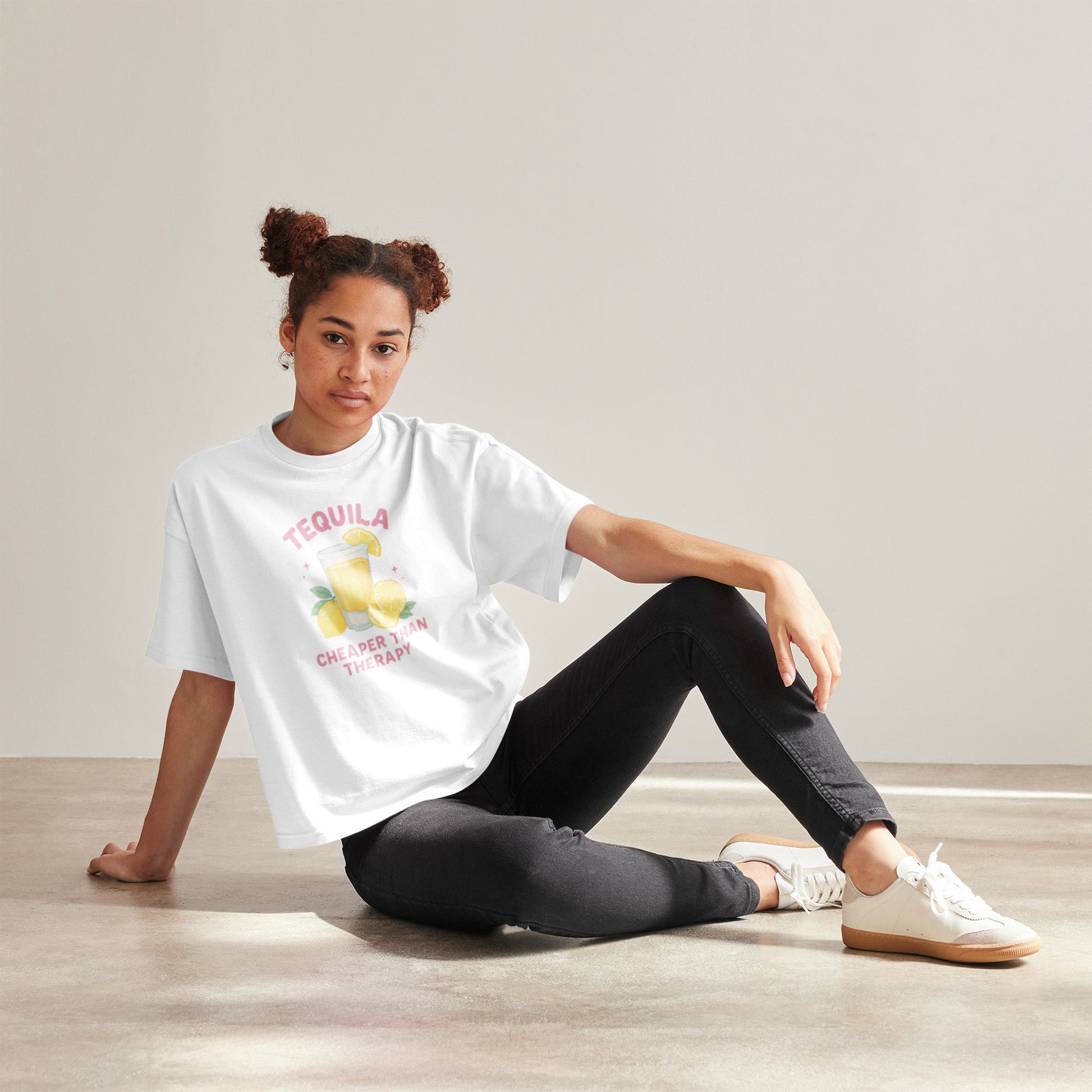 Frau trägt weißes T-Shirt mit Tequila-Motiv – lustiges Geschenk