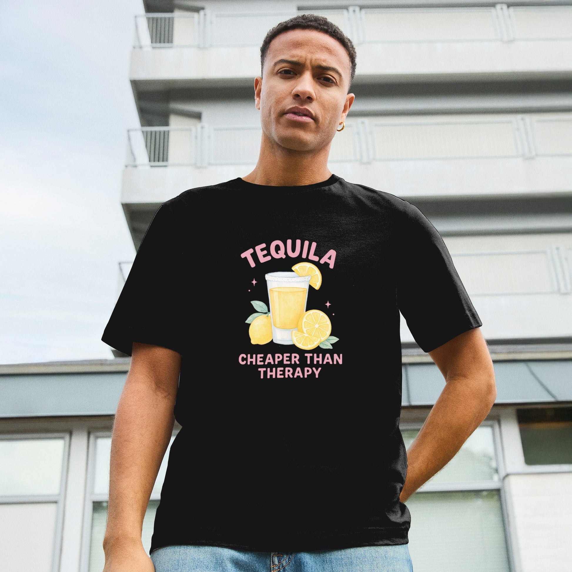 Modell trägt schwarzes T-Shirt mit Tequila-Motiv – lustiges Geschenk für Männer